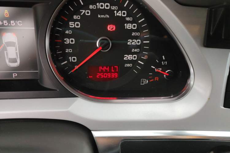 Used Audi A6L 2011 2.0 TFSI Automatic Standard Edition Odometer Close Up