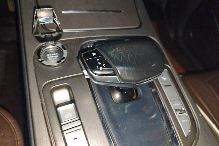 Used CHANGAN OSHAN X7 2020 1.5T Automatic Parking with Facial Recognition – Spacey & Carefree Edition Gear Lever