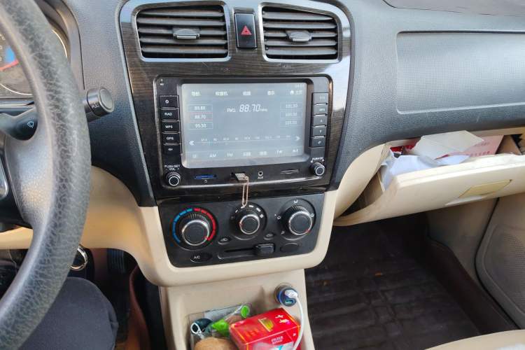 Used Dongfeng Fengon 360 2015 1.5L Manual Comfort II 7-Seater Audio And AC Panel