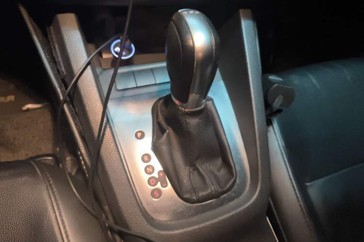 Used Volkswagen Sagitar 2014 Revised Version 1.4TSI Automatic Luxury Edition Gear Lever