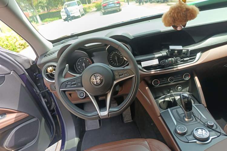 Used Alfa Romeo Stelvio 2017 2.0T 280HP Luxury Edition Steering Wheel