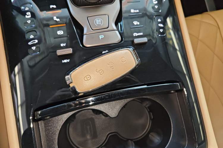 Used Denza D9 2022 DM-i 970 Four-Wheel Drive Prestige Model
