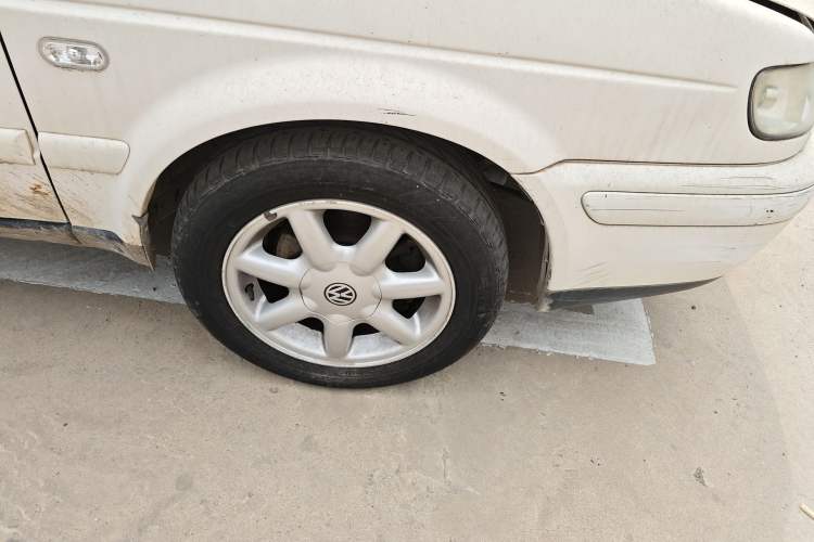 Used Volkswagen Jetta 2005 CIF Comfort Model Right Front Wheel Hub