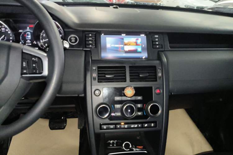 Used Land Rover Discovery Sport 2018 240 PS PURE Edition Audio And AC Panel