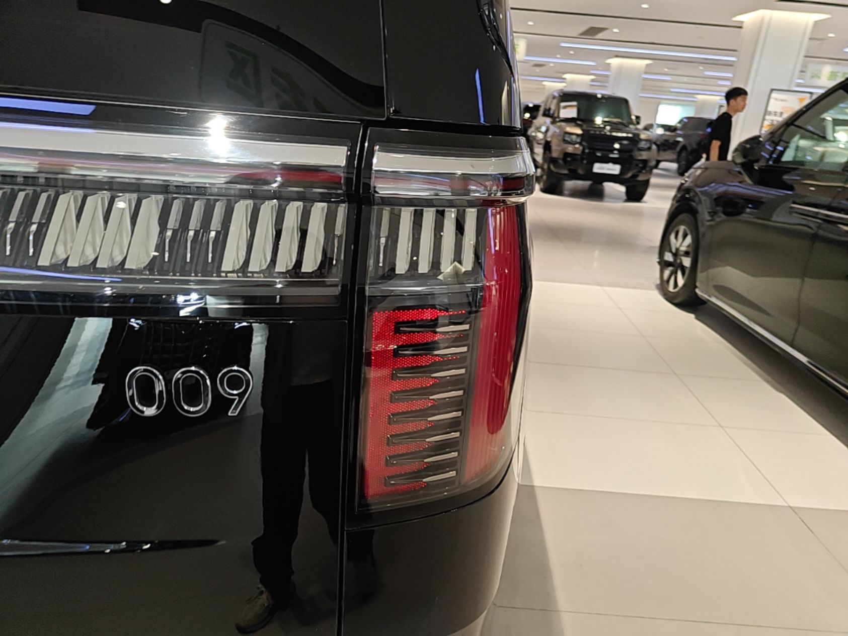 Zeekr 009 2024 7-Seater Walk-Through Version Four-Wheel Drive 108 kWh — снимка 9
