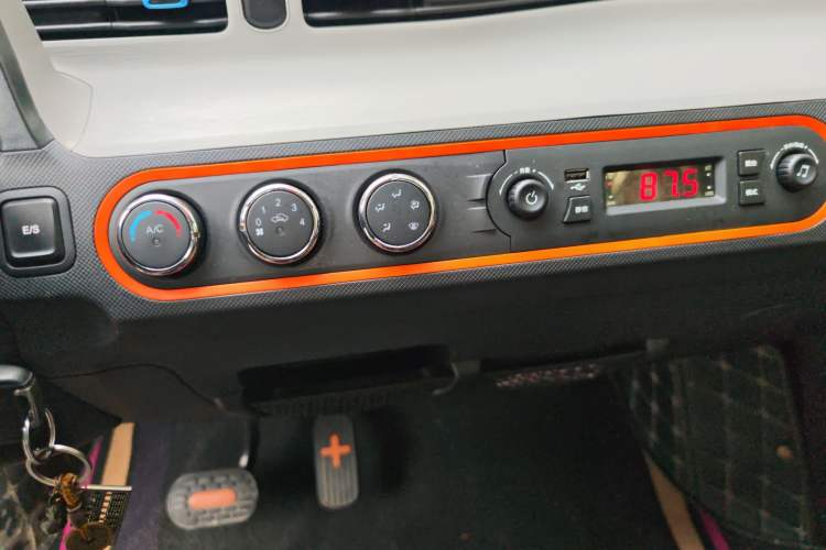 Used Wuling Hongguang MINIEV 2021 Macaron Premium Model – Lithium Iron Phosphate Audio And AC Panel