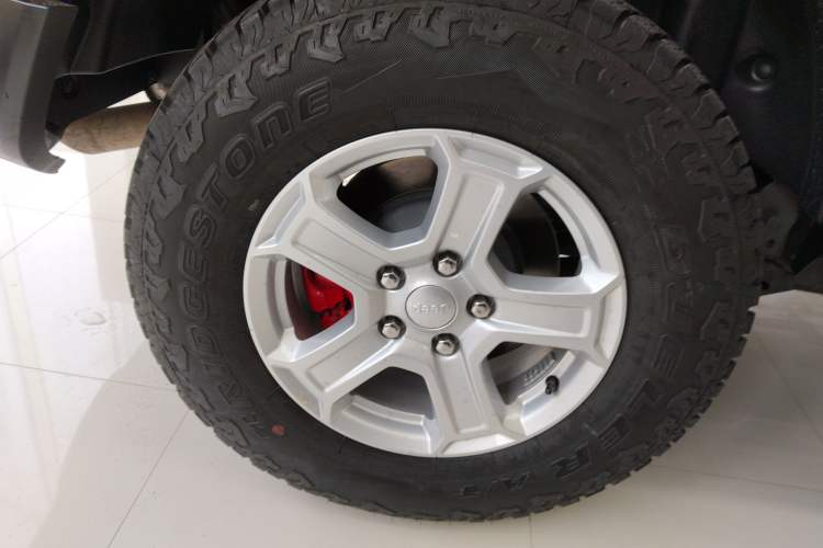 Used Jeep Wrangler 2019 2.0T Sahara Four-Door Brilliant Top Version China VI Emission Standard