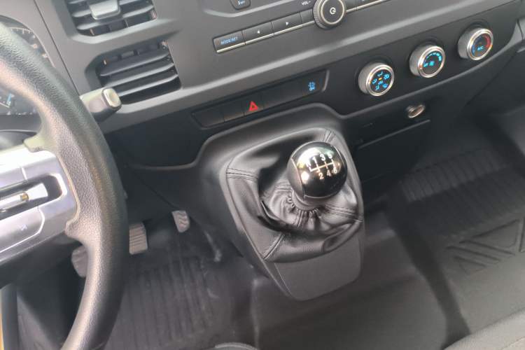 Used JMC Fushun 2023 2.0T Manual Short-Wheelbase Mid-Height Commercial Multi-Purpose 5-Seater Passenger Vehicle Gear Lever