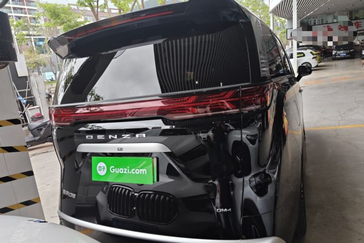 Used Denza D9 2022 DM-i 1040 Prestige Model
