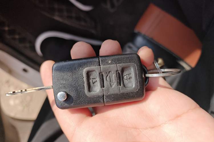 Used Iveco Daily 2023 2.5T V37 Van Long Wheelbase Mid-Roof Design Dual Tires Side-Swing Doors 2-3 Seater