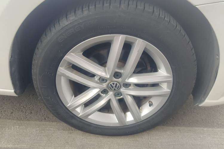 Used Volkswagen Gran Lavida 2015 1.6L Automatic Comfort Edition Right Front Wheel Hub