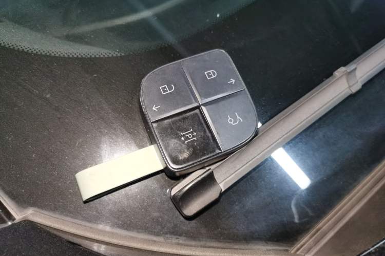 Used Lynk & Co 08 EM-P 2025 220 km All-Wheel-Drive Performance Halo Interior 1