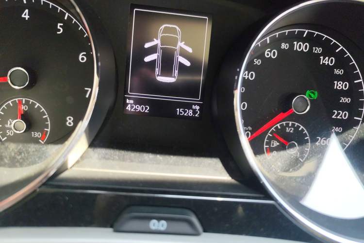 Used Volkswagen Touran 2018 Volkswagen Touran L 280TSI DSG Comfort Edition 7 Seats China VI Standard Odometer Close Up