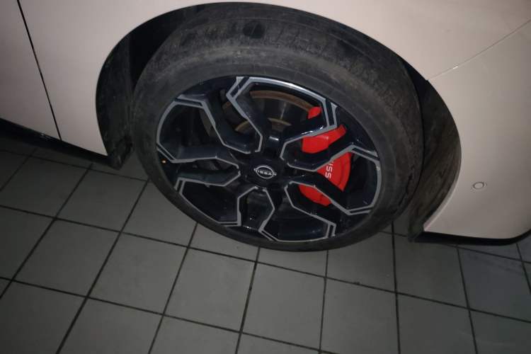 Used Nissan N7 2025 510 Max Right Front Wheel Hub