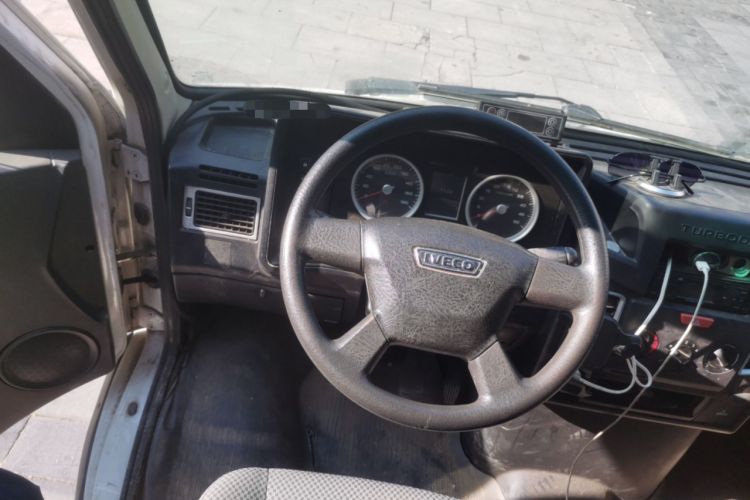 Used Iveco Daily 2023 2.5T V40 Van Long Wheelbase Mid-Roof Design Dual Tires Side-Swing Doors 2-3 Seater