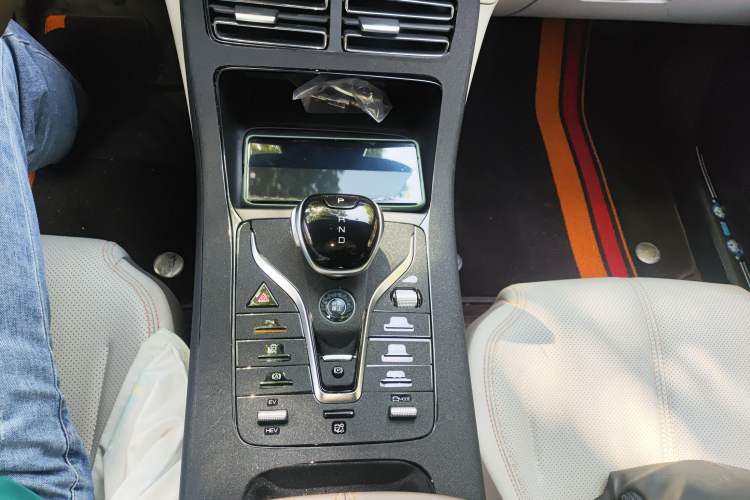 Used BYD Qin PLUS 2024 HONOR Edition DM-i 55KM Leading Model Gear Lever