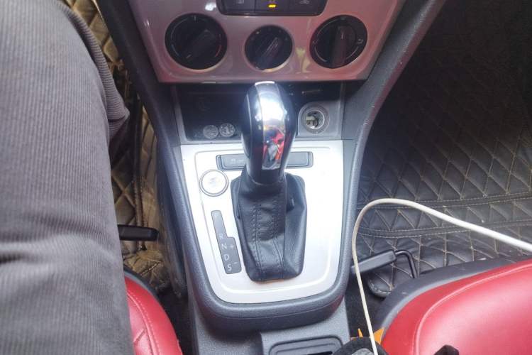 Used Volkswagen Lavida 2013 Revised Classic 1.6L Automatic Fashion Edition Gear Lever