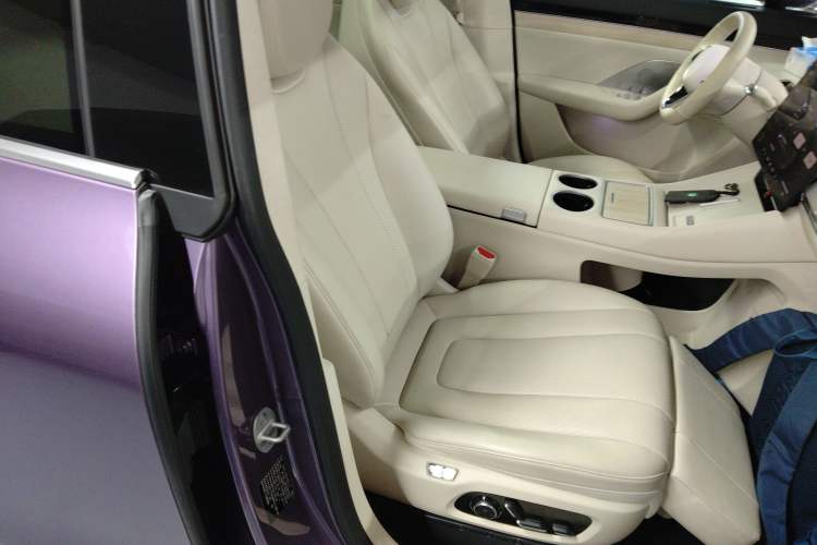 Used Hima Luxeed R7 2025 Range-Extended Version 251 km Max Right Front Seat