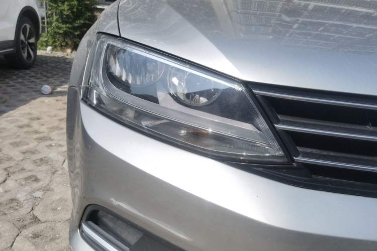 Used Volkswagen Sagitar 2017 180TSI Automatic Luxury Edition Right Front Headlight