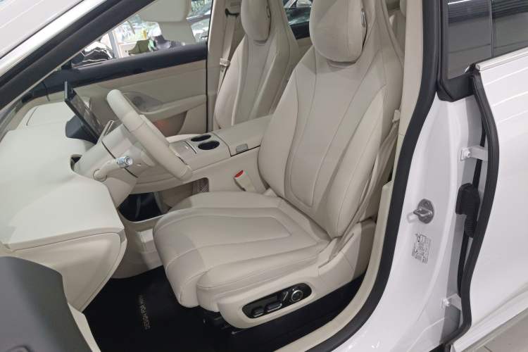 Used Hima Luxeed R7 2024 All-Electric 802 km Max
