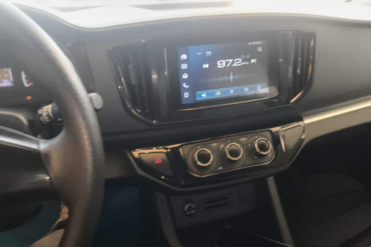 Used FORTHING Lingzhi 2023 M5L 1.6L Base Model 7 Seats Audio And AC Panel