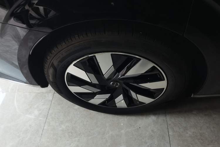 Used Volvo EM90 2025 Ultra Six-Seater Right Rear Wheel Hub