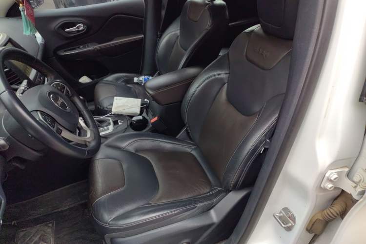 Used Jeep Cherokee 2017 2.0L Superior Edition
