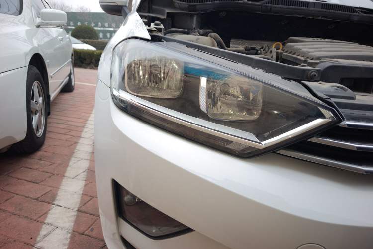 Used Volkswagen Golf Sportsvan 2016 1.6L Manual Comfort Model Right Front Headlight