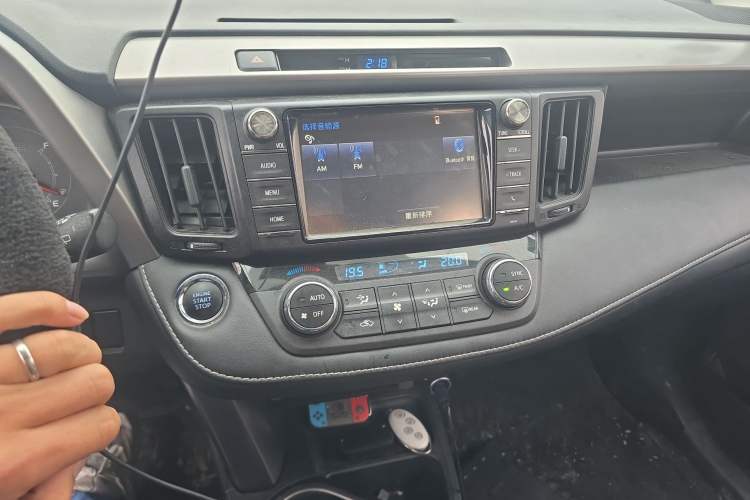 Used Toyota RAV4 2016 2.0L CVT Two-Wheel Drive Fashion Edition China V Standard Audio And AC Panel