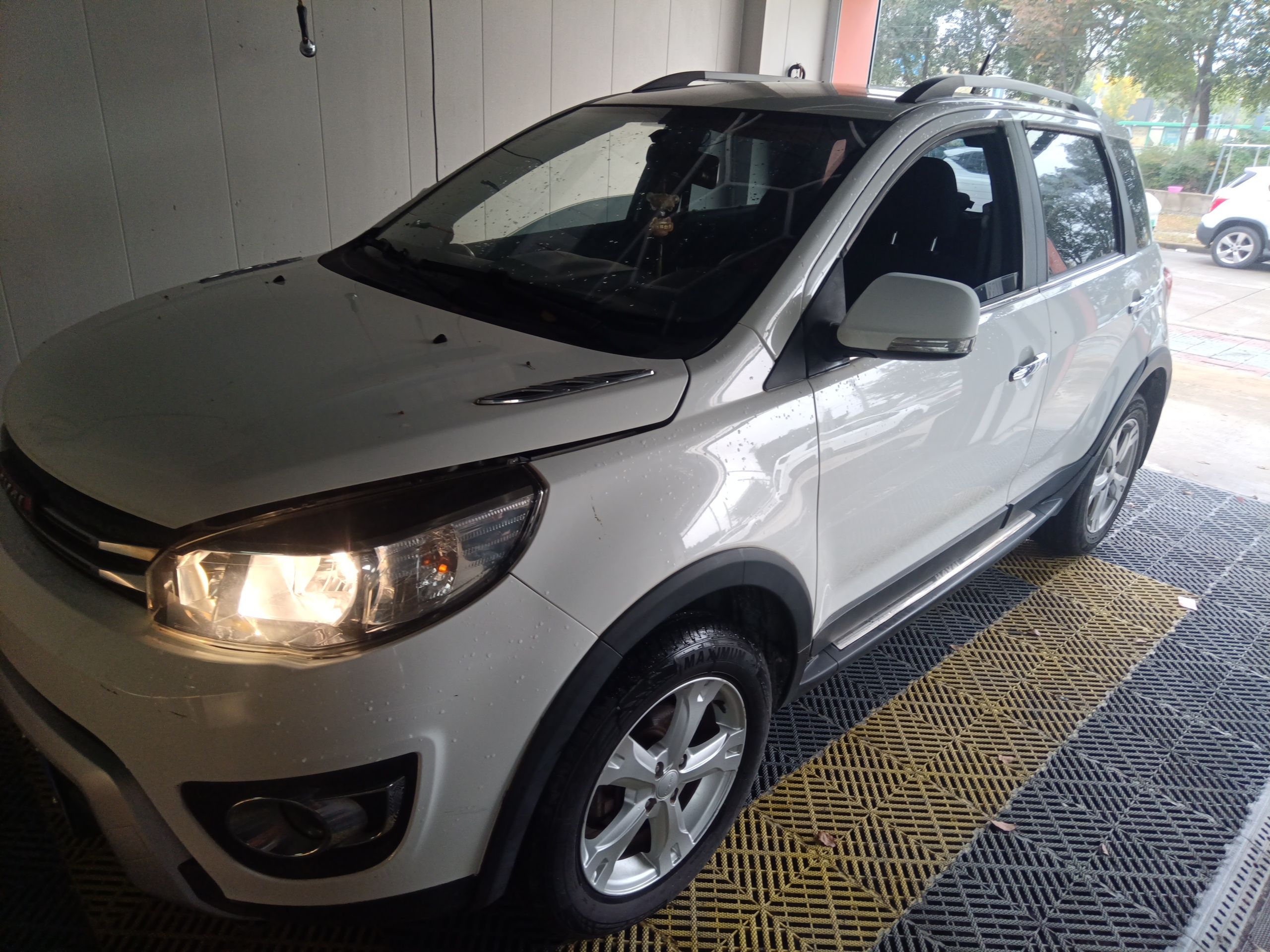 Под передней частью автомобиля