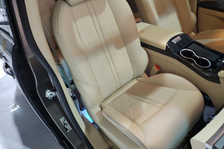 Used Buick GL8 2023 Facelifted Land Cruiser Executive Luxury Version
