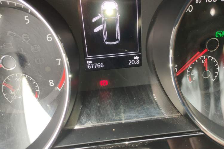 Used Volkswagen Touran 2018 Volkswagen Touran L 280TSI DSG Comfort Edition 7 Seats China V Emission Standard Odometer Close Up