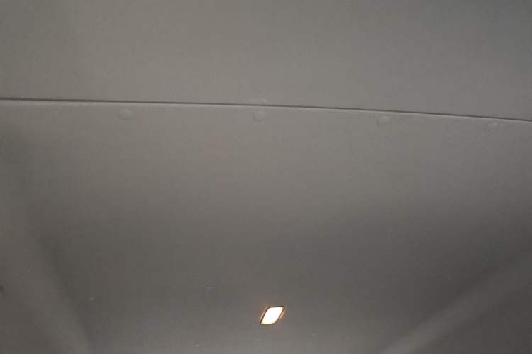 Used SAIC MAXUS Xintu V80 2025 Value Edition Aoyuntong 2.0T Manual Long Wheelbase Mid-Height Design 127 Ps 6/7/9-Seater Headliner