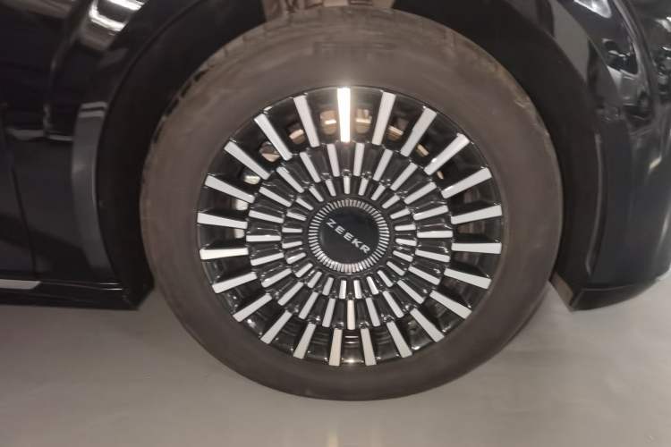 Used Zeekr 009 2024 7-Seater Aisle Version 108 kWh Right Front Wheel Hub