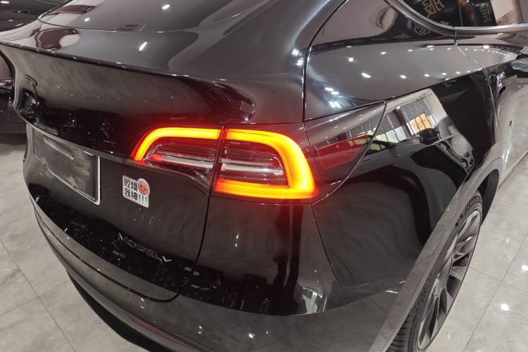 Used Tesla Model Y 2021 Standard Range Rear-Wheel Drive Version Right Rear Taillight