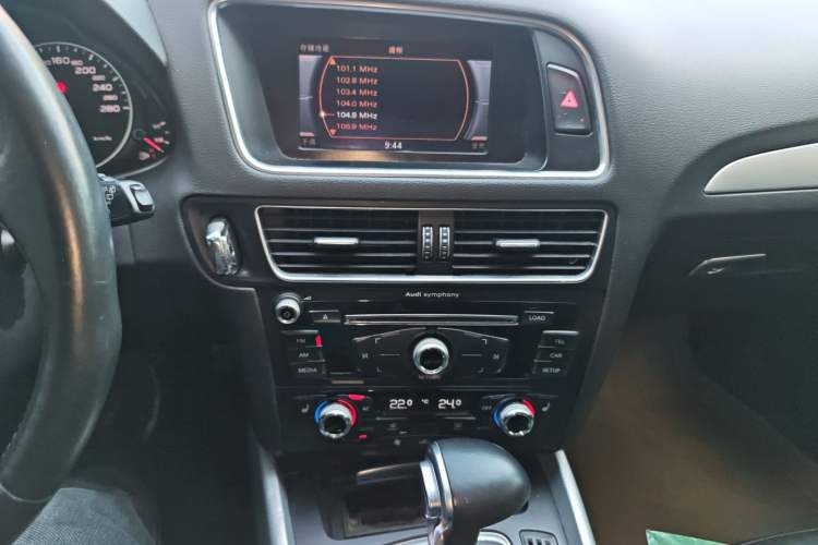 Used Audi Q5 2013 40 TFSI Technology Edition Audio And AC Panel