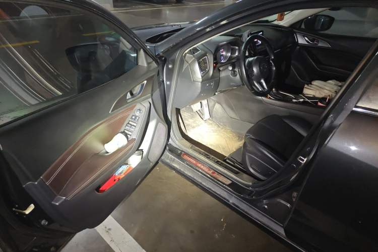 Used Mazda 3 Axela 2017 Hatchback 2.0L Automatic Sport Model China V Emission Standard
