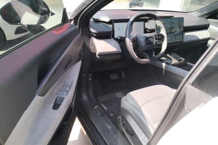 Used Lynk & Co 08 EM-P 2025 120km Long-Range Pro