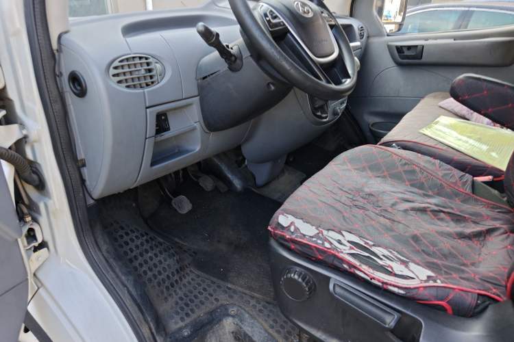 Used SAIC MAXUS Xintu V80 2018 2.5T 6-Speed Manual Aoyuntong Short Wheelbase Mid-Height 5-6 Seater