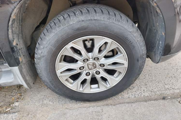 Used JMC Yusheng S350 2016 2.0T Manual Two-Wheel Drive Gasoline Luxury Version with Sunroof 5 Seats
