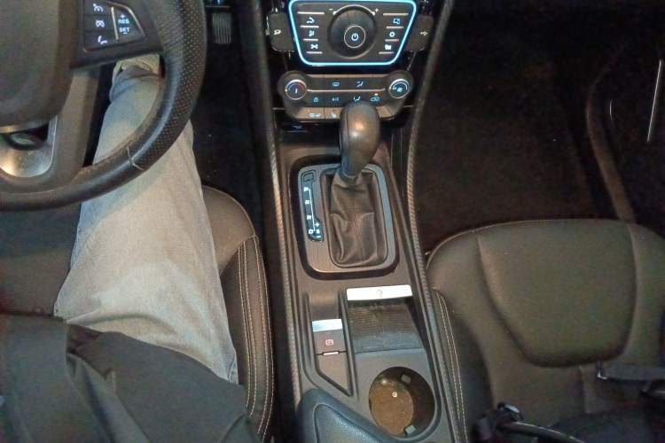 Used JMC Yusheng S330 2016 1.5L GTDi Automatic Two-Wheel Drive Prestige Edition Gear Lever