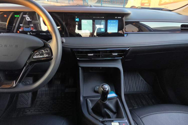 Used Roewe i5 2023 1.5L Manual Comfort Edition
