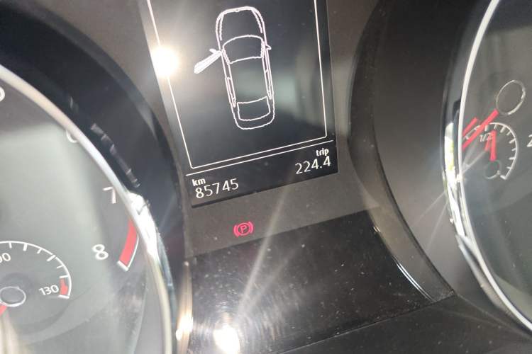 Used Volkswagen Lamando 2015 280TSI Manual Comfort Edition Odometer Close Up