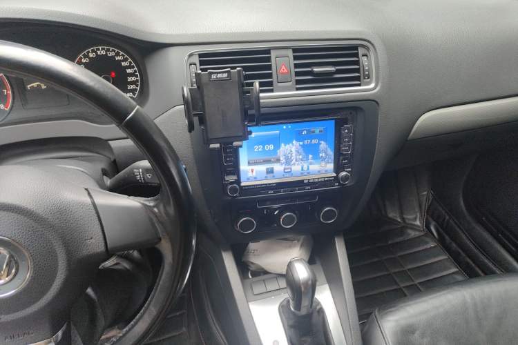 Used Volkswagen Sagitar 2012 1.6L Automatic Comfort Edition Audio And AC Panel