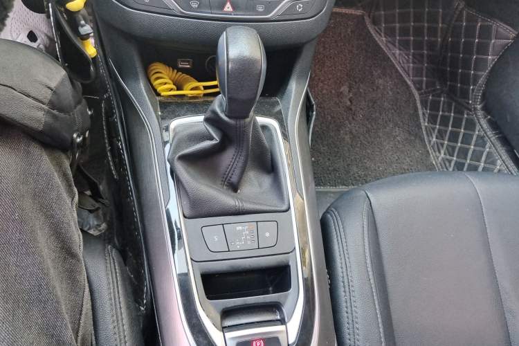 Used Peugeot 408 2015 1.2T Automatic Luxury Edition Gear Lever