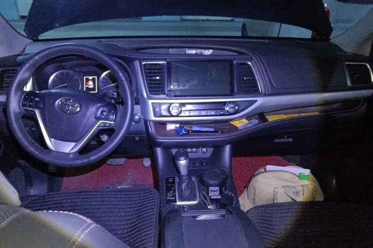 Used Toyota Highlander 2018 2.0T Four-Wheel Drive Prestige Version 7 Seats China V Emission Standard Center Console