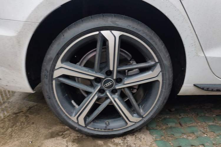 Used Audi A4L 2024 40 TFSI Luxury Dynamic Edition Right Rear Wheel Hub