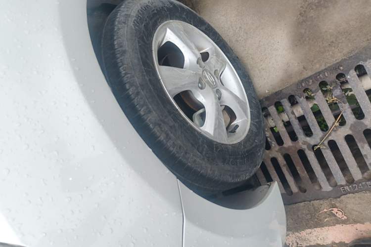 Used Hyundai Verna (older generation) 2014 1.4L Automatic Smart GLS Left Front Wheel Hub