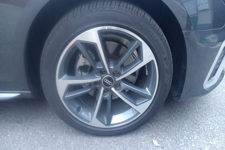 Used Audi A4L 2025 2 Million Units Enjoyment Version 40 TFSI Stylish and Dynamic Type Right Front Wheel Hub