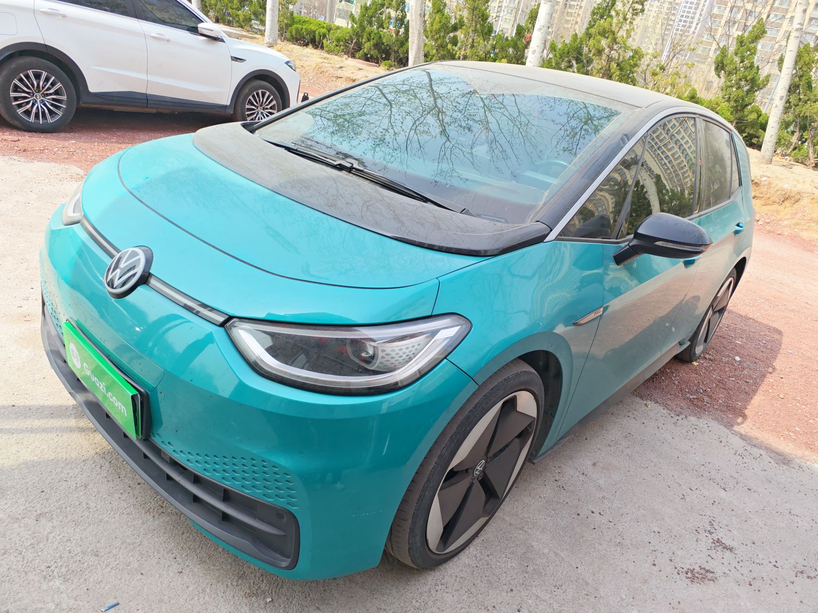 Под передней частью автомобиля